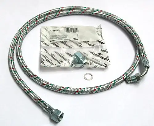 Daikin-Ölschlauch mit metallischer Ummantelung, Verbindungsteilen und einer Dichtung; verpackt in einem transparenten Beutel, auf weißem Hintergrund.